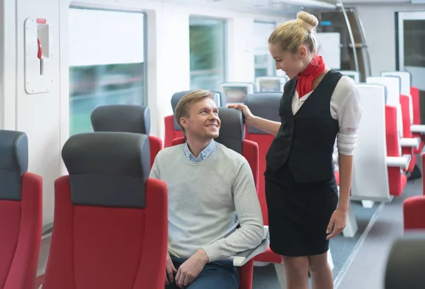 Passageiro sorridente no trem — Fotografia de Stock