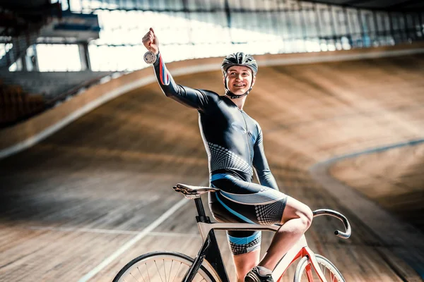 Młody rowerzysta na velodrome — Zdjęcie stockowe