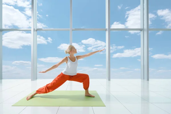 Atrakcyjna kobieta robi joga — Zdjęcie stockowe
