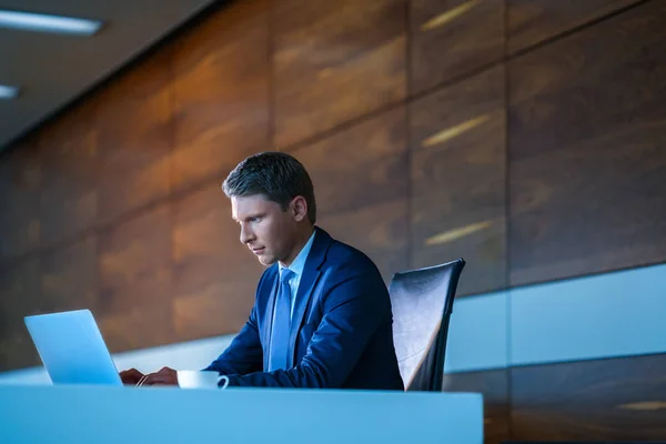 Mannen i office — Stockfoto