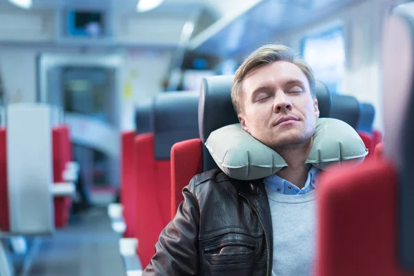 Śpiące pasażerów w pociągu — Zdjęcie stockowe