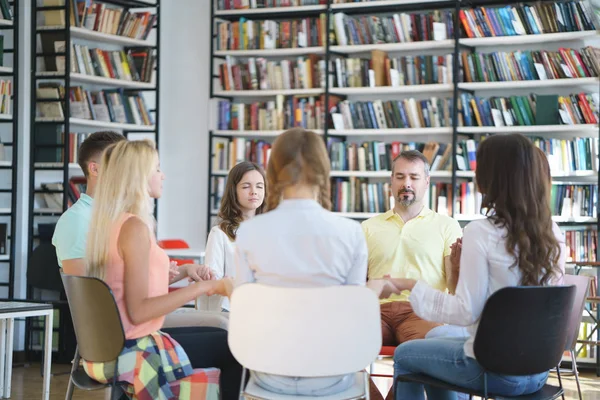 Terapia de grupo en interiores — Foto de Stock