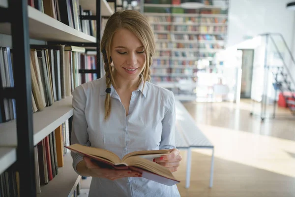 Vrouw in een bibliotheek — Stockfoto