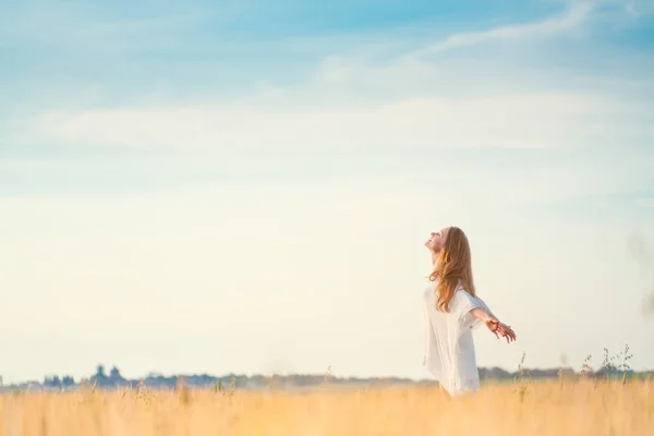 Beautiful young girl — Stock Photo, Image