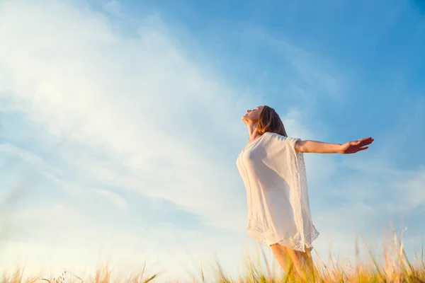 Soñando mujer al aire libre —  Fotos de Stock