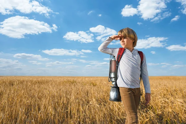 Pojke med en teknisk ryggsäck — Stockfoto