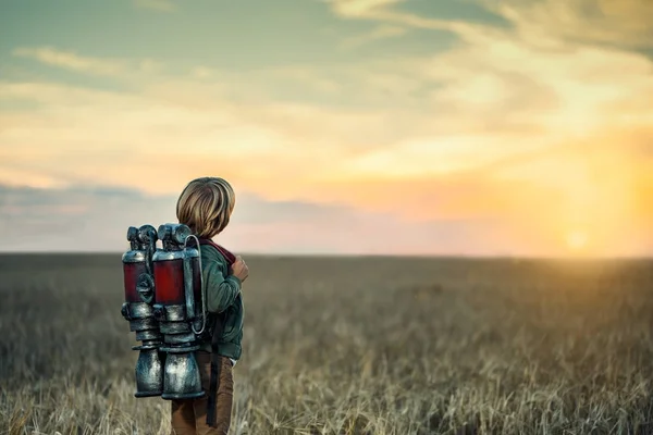 Dromen jongen bij zonsondergang — Stockfoto