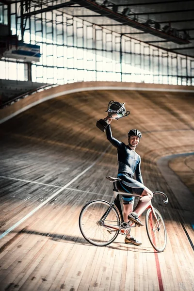 Спортсмен на велодроме — стоковое фото