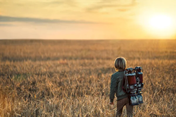 Jongen met een technologische rugzak — Stockfoto