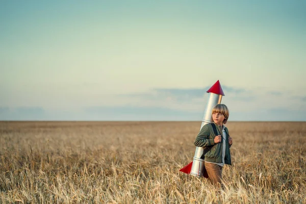 Junge mit einer Rakete — Stockfoto