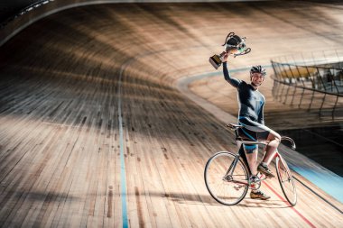 Bir velodrome üzerinde genç sporcu