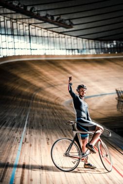 Bir velodrome üzerinde mutlu sporcu