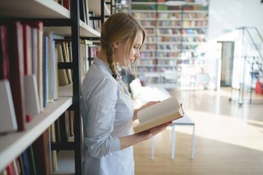 Genç öğrenci Kitaplığı'nda