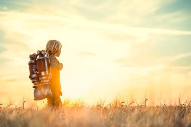 gün batımında çocuk