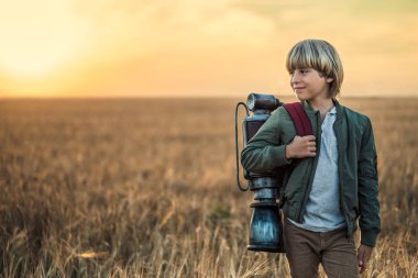 Bir alanda boy gülümseyerek