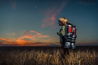 Bir sırt çantası ile çocuk