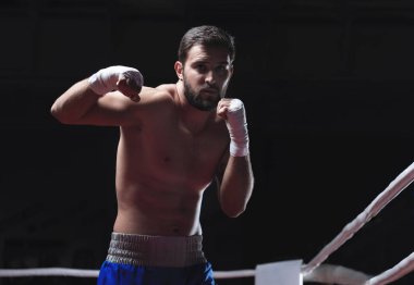 Etkin adam boks ringde