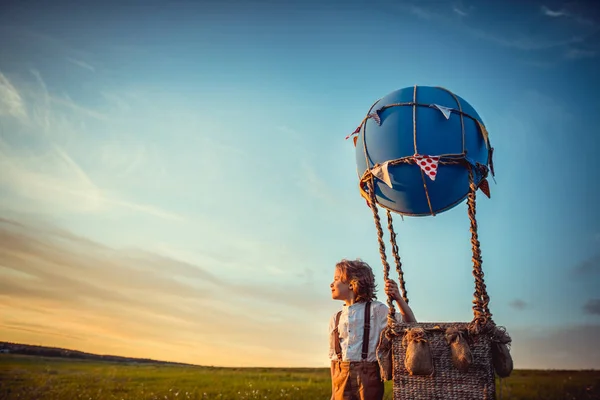 Traveling boy in the field — Stock Photo, Image