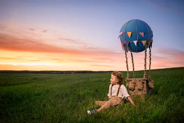 Мальчик с воздушным шаром — стоковое фото