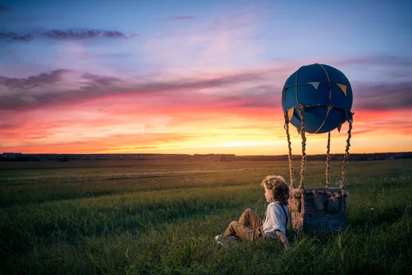 Chlapec na cestách při západu slunce — Stock fotografie