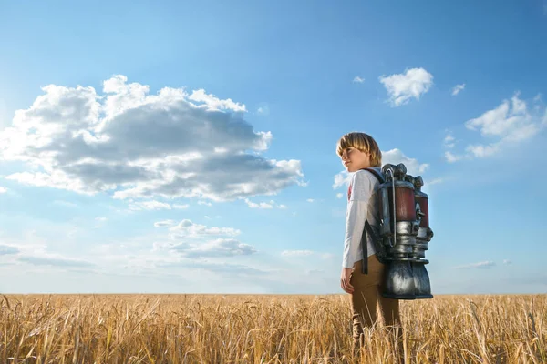 Kleiner Junge mit Rucksack — Stockfoto