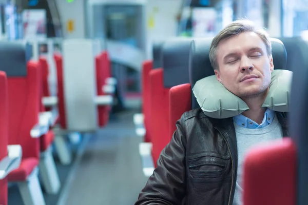 Uomo addormentato in treno — Foto Stock