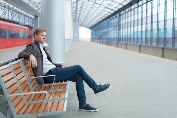 Passenger at station — Stock Photo, Image