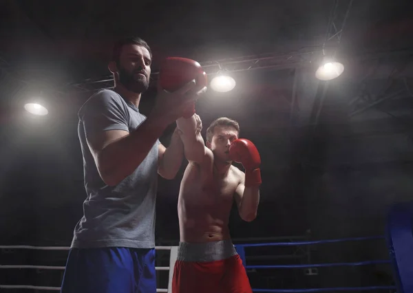 Esportes pessoas no ringue de boxe — Fotografia de Stock