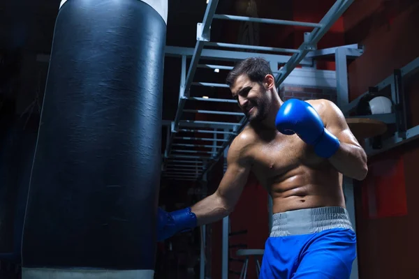 Uomo in un ring di pugilato — Foto Stock