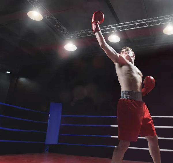 Joven en el ring de boxeo —  Fotos de Stock