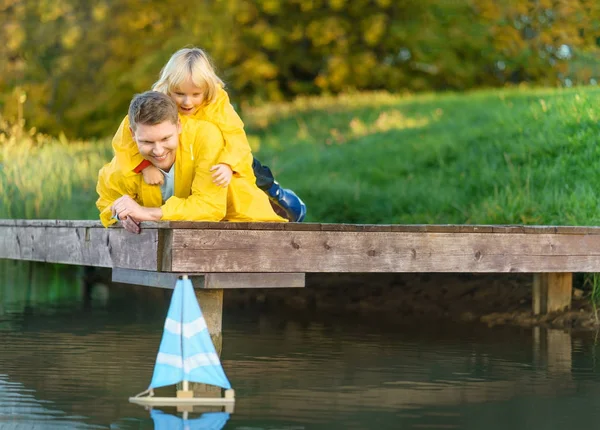 Ler familj utomhus — Stockfoto