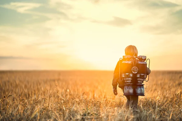 Kleiner Junge bei Sonnenuntergang lizenzfreie Stockfotos