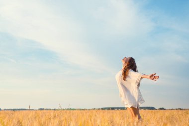 genç bir kadın açık havada