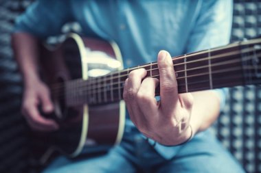 Gitar çalan adam 