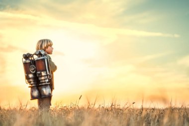 Bir sırt çantası ile çocuk