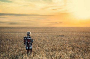 Bir sırt çantası ile çocuk