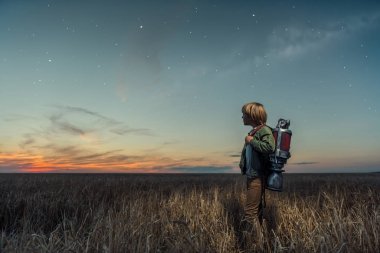 Bir sırt çantası ile çocuk