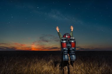 Bir sırt çantası ile çocuk