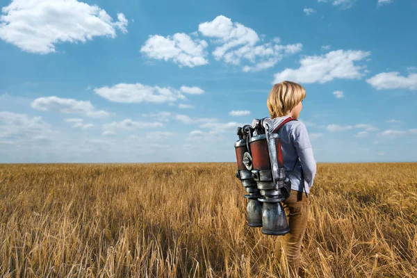 Junge auf einem Feld — Stockfoto