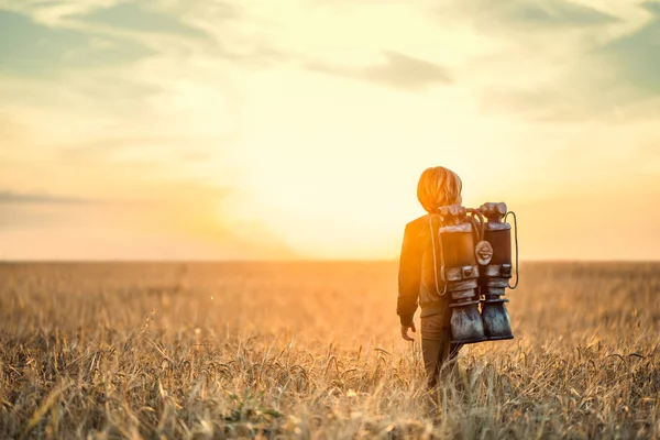 Tarladaki küçük çocuk