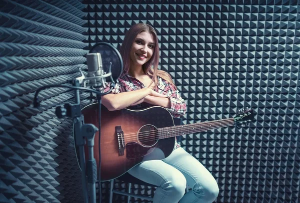 Bela cantora dentro de casa — Fotografia de Stock