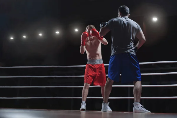 ボクシングのリングの人々 — ストック写真
