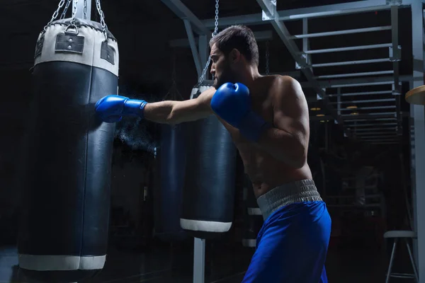 Uomo in un ring di pugilato — Foto Stock