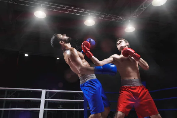 Boxe les gens à l'intérieur — Photo