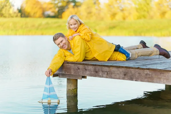 Famille en imperméable — Photo