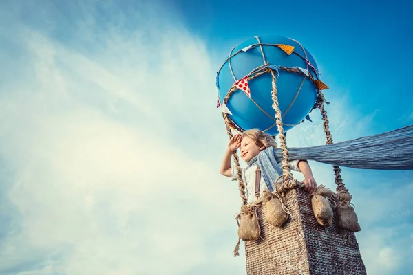 Jongen in een ballon — Stockfoto