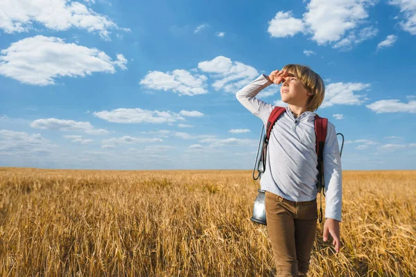 Pojken i ett fält — Stockfoto