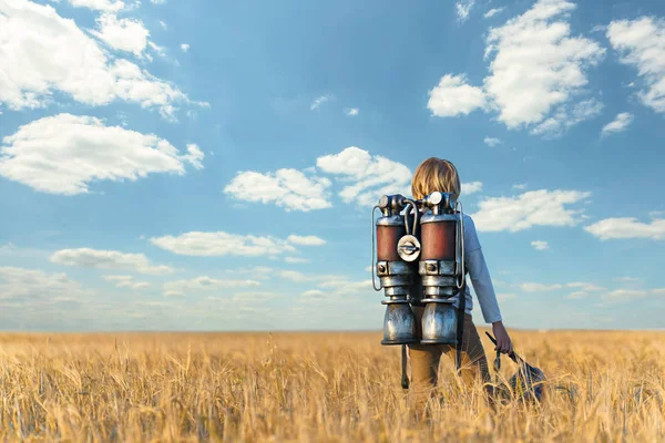 bir alan içindeki çocuk