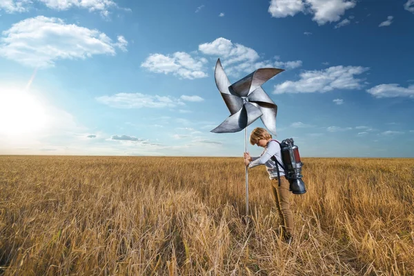 Junge mit Rucksack — Stockfoto