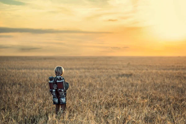 Bir sırt çantası ile çocuk